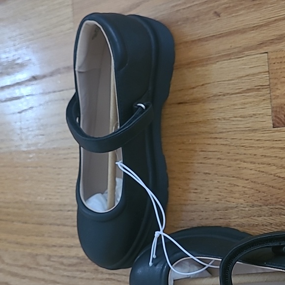 Girls size 1 Mary Jane style shoes. NWT - Picture 3 of 5